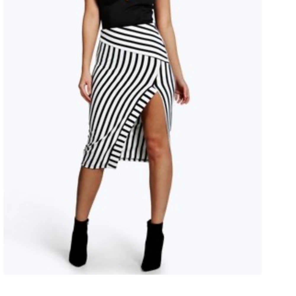 3/$20 Black and white split hem skirt